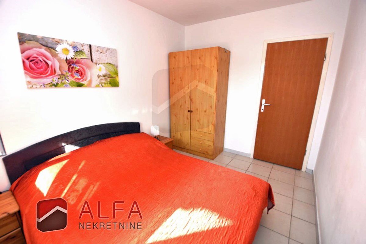 Croazia, Vodice, appartamento al piano terra con giardino in vendita