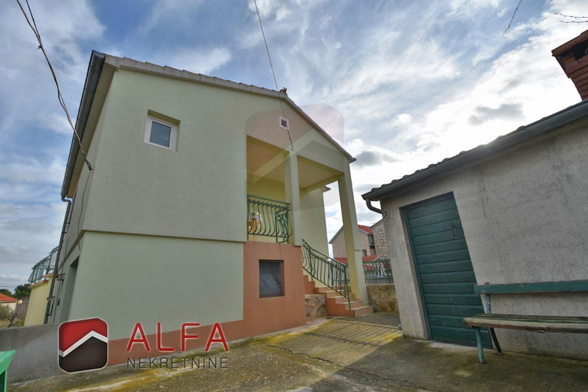 Croazia, Isola di Prvić, Šepurine – casa in vendita con ampio giardino e vista mare