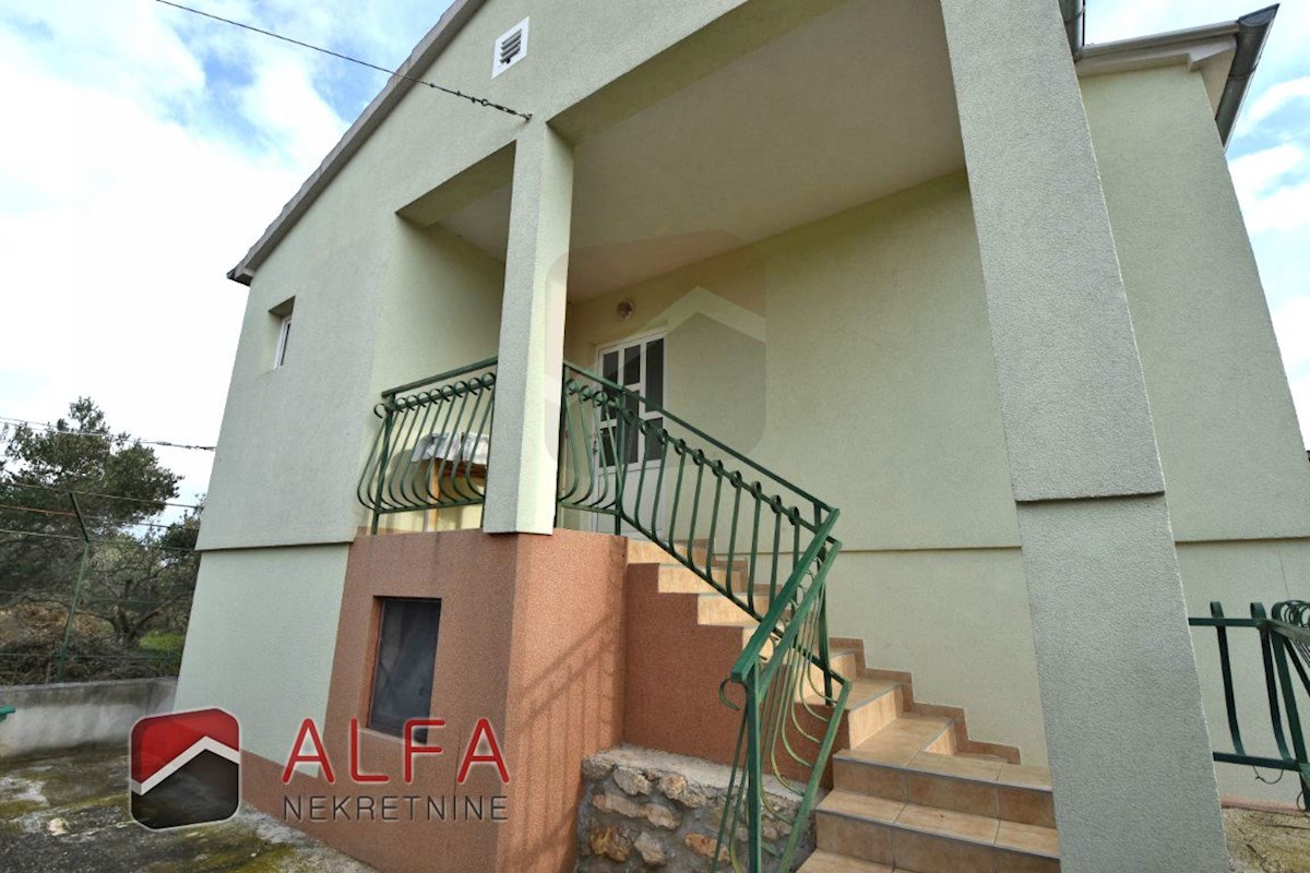 Croazia, Isola di Prvić, Šepurine – casa in vendita con ampio giardino e vista mare