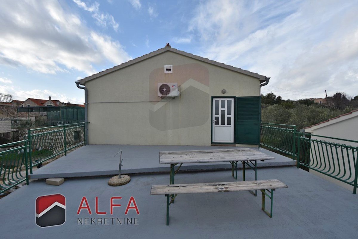 Croazia, Isola di Prvić, Šepurine – casa in vendita con ampio giardino e vista mare