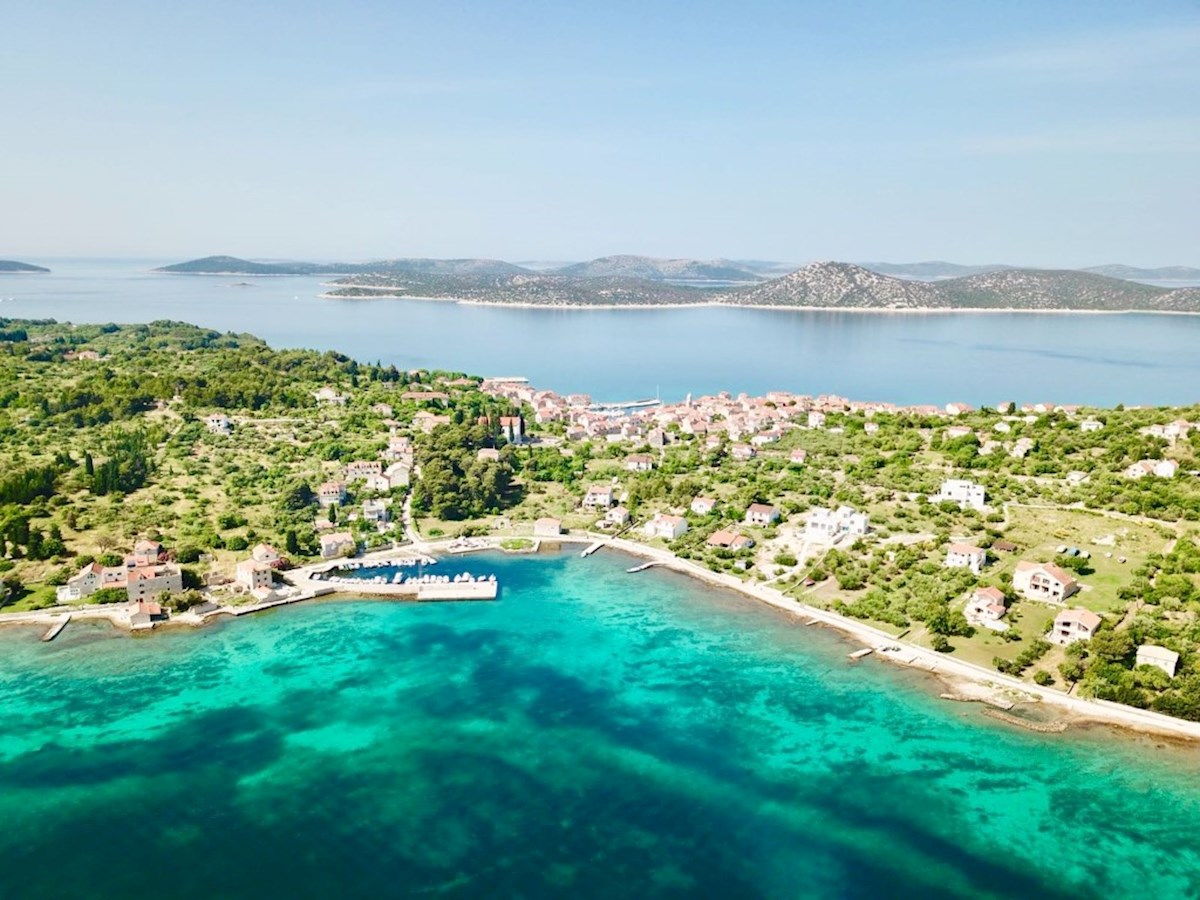 Croazia, Isola di Prvić, Šepurine – casa in vendita con ampio giardino e vista mare