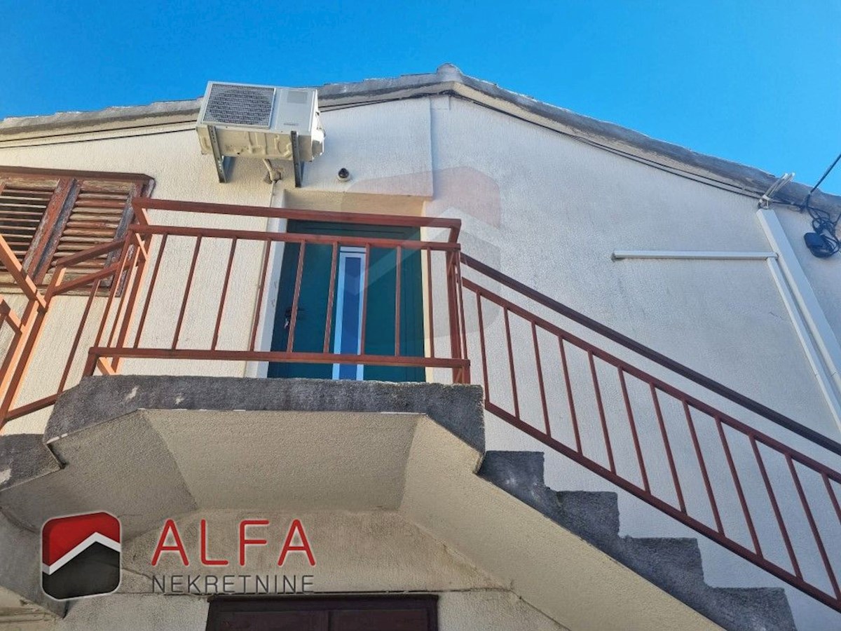 Croazia, centro di Vodice – casa con ristorante in vendita sul lungomare