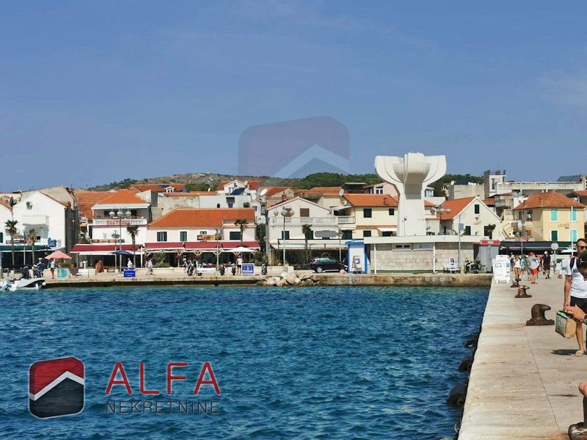 Croazia, centro di Vodice – casa con ristorante in vendita sul lungomare