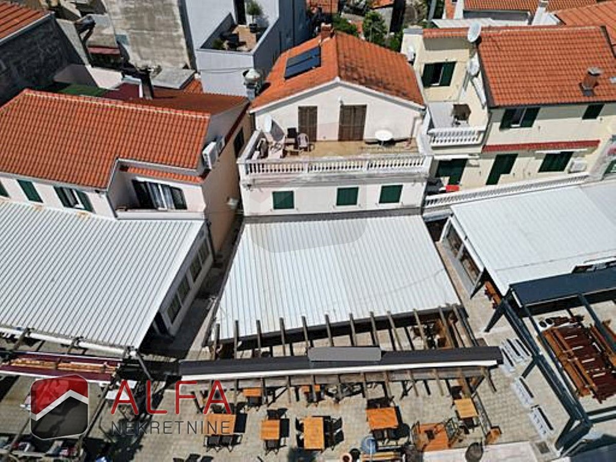 Croazia, centro di Vodice – casa con ristorante in vendita sul lungomare