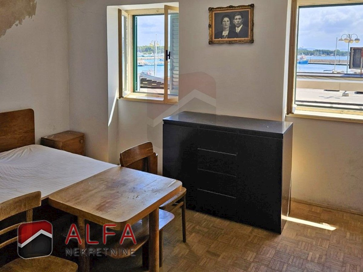 Croazia, centro di Vodice – casa con ristorante in vendita sul lungomare