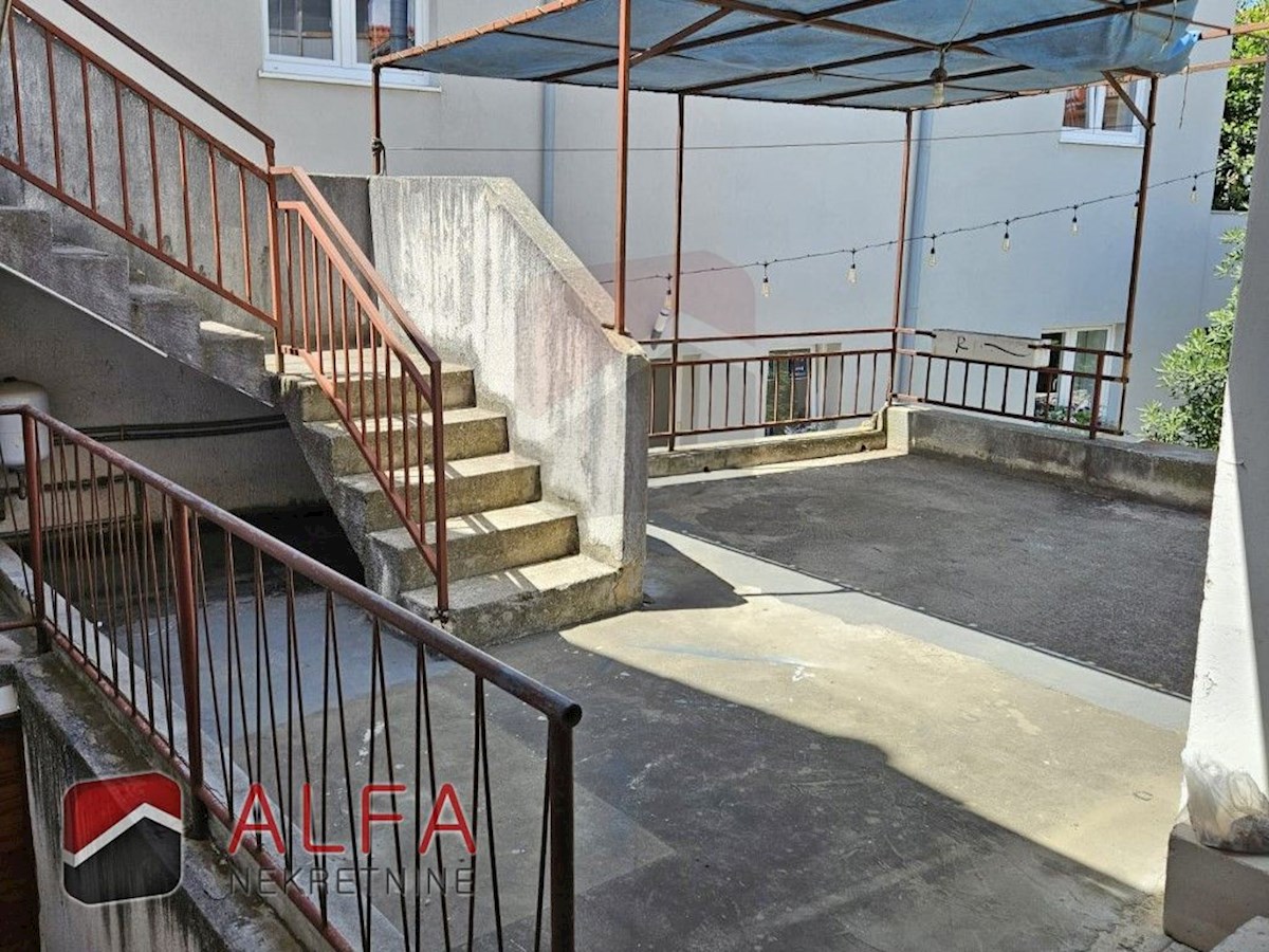 Croazia, centro di Vodice – casa con ristorante in vendita sul lungomare