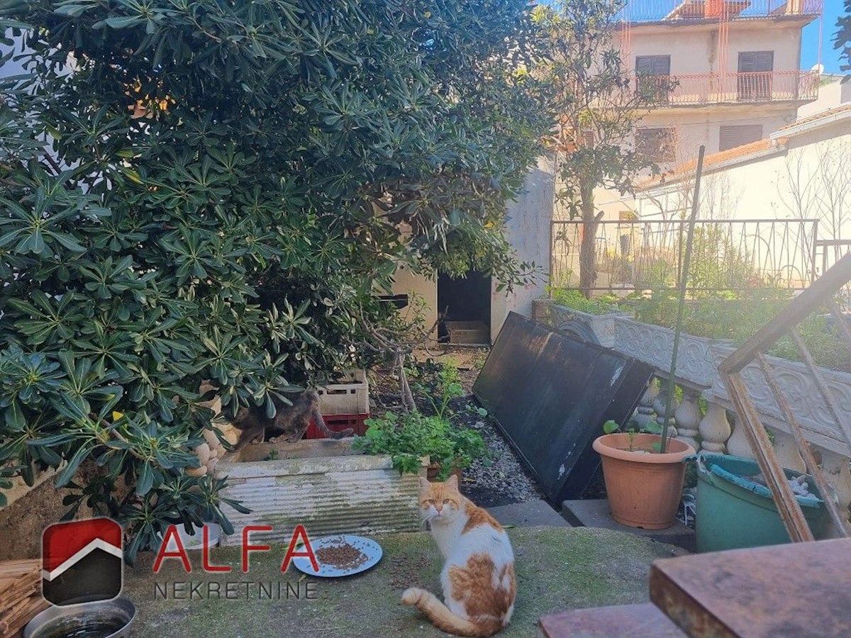 Croazia, centro di Vodice – casa con ristorante in vendita sul lungomare