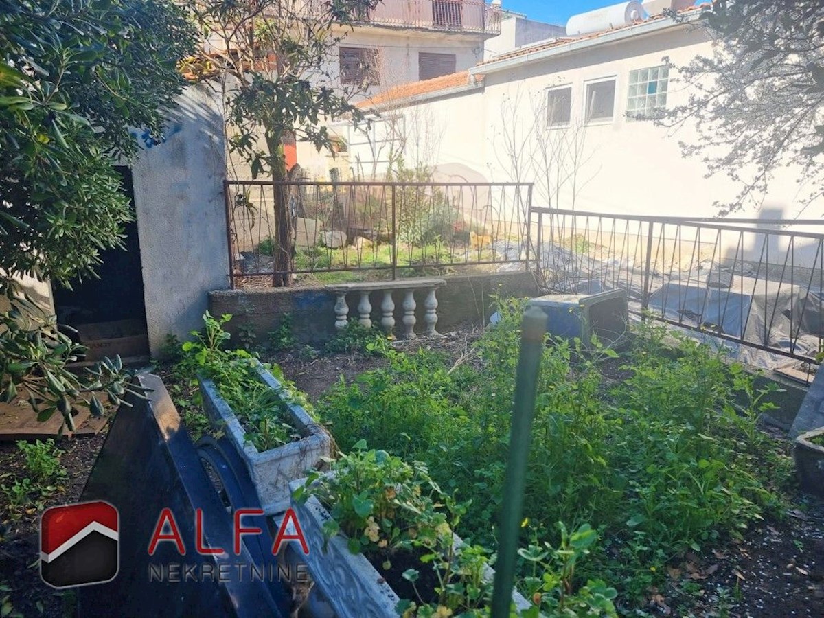 Croazia, centro di Vodice – casa con ristorante in vendita sul lungomare