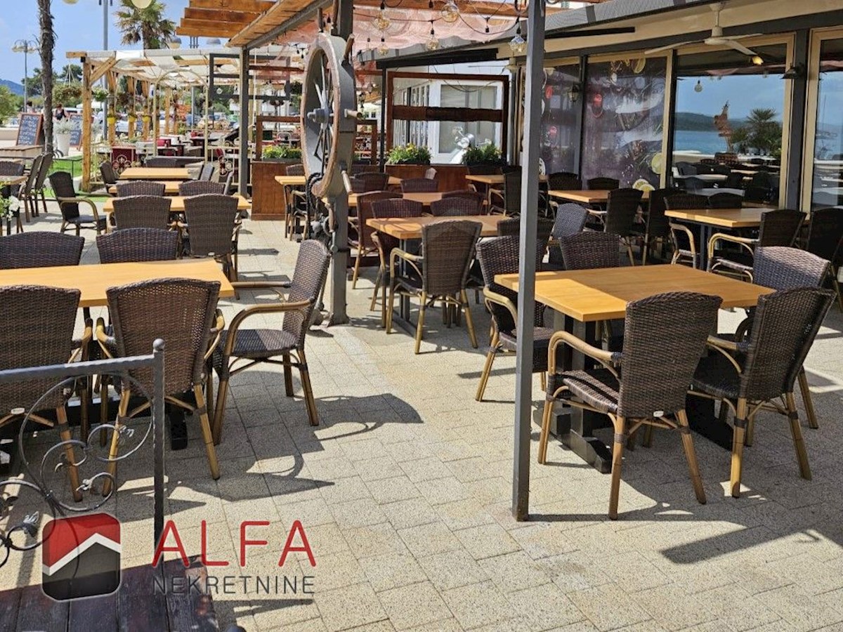 Croazia, centro di Vodice – casa con ristorante in vendita sul lungomare