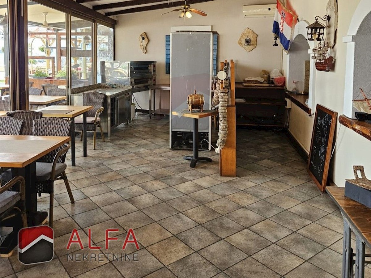 Croazia, centro di Vodice – casa con ristorante in vendita sul lungomare