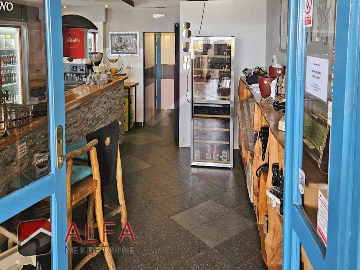 Croazia, centro di Vodice – casa con ristorante in vendita sul lungomare