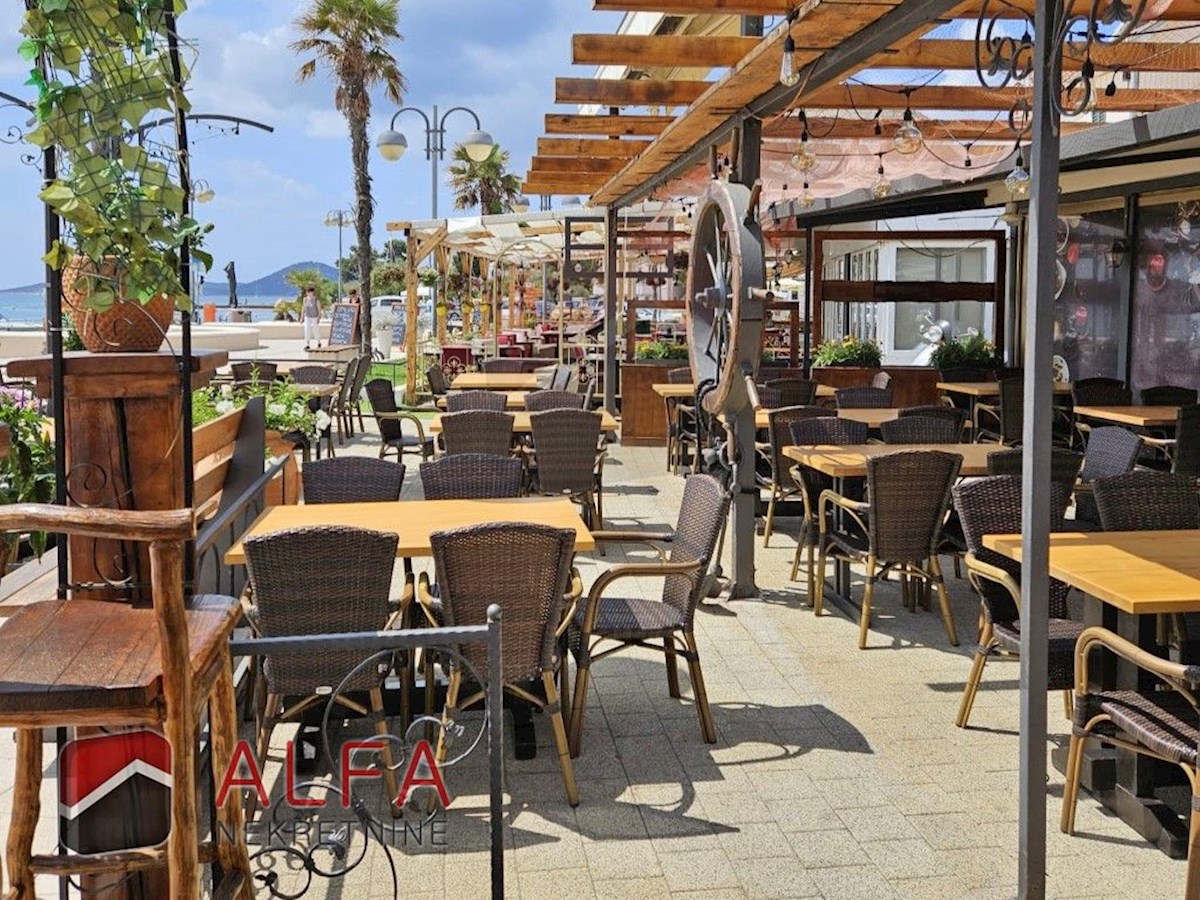 Croazia, centro di Vodice – casa con ristorante in vendita sul lungomare