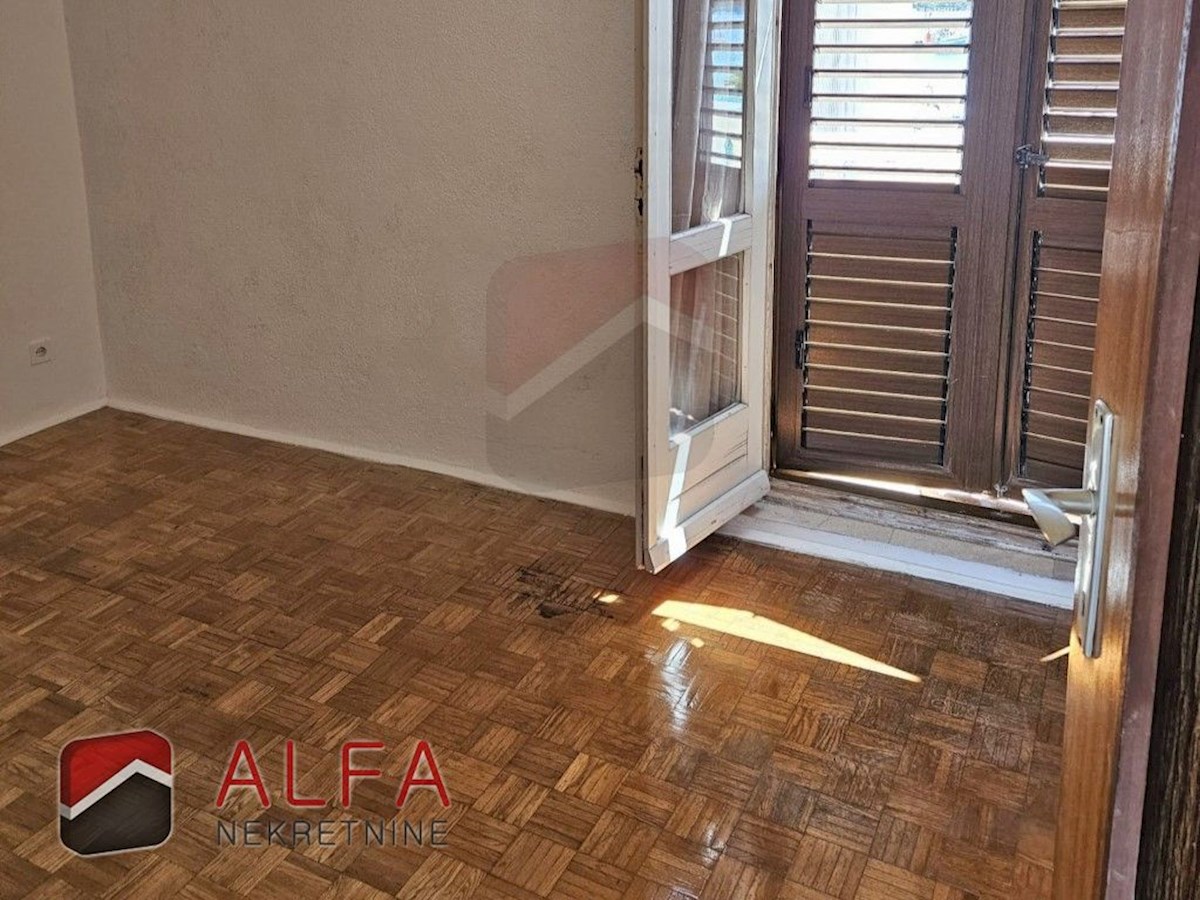 Croazia, centro di Vodice – casa con ristorante in vendita sul lungomare