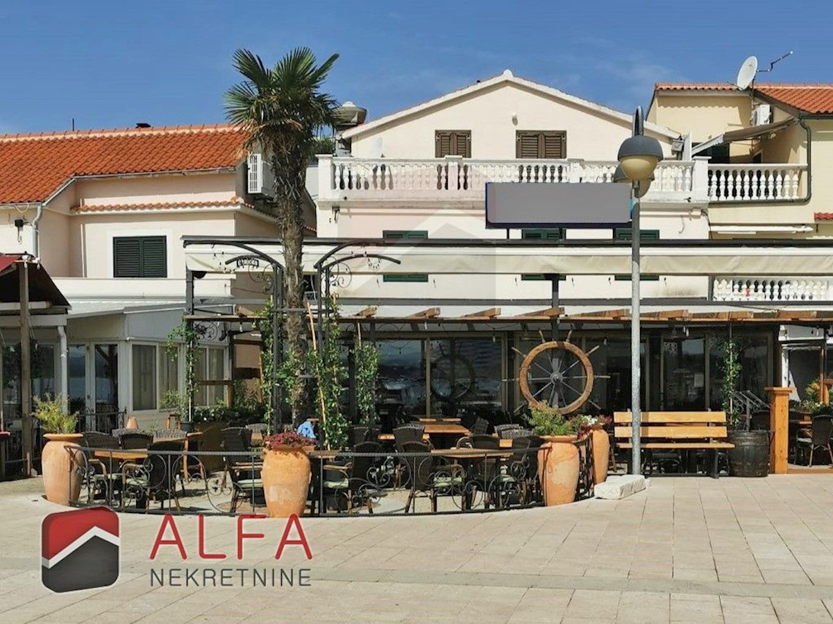 Croazia, centro di Vodice – casa con ristorante in vendita sul lungomare