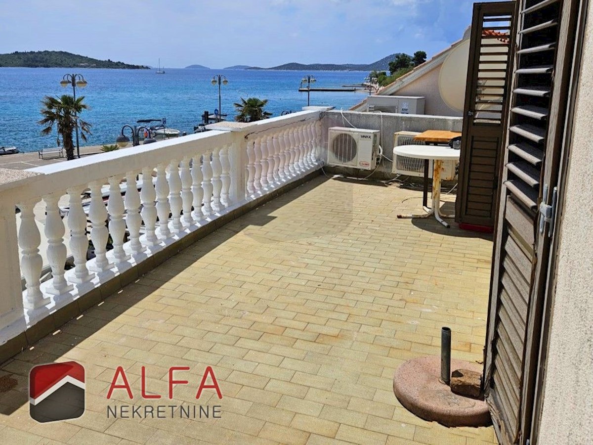 Croazia, centro di Vodice – casa con ristorante in vendita sul lungomare