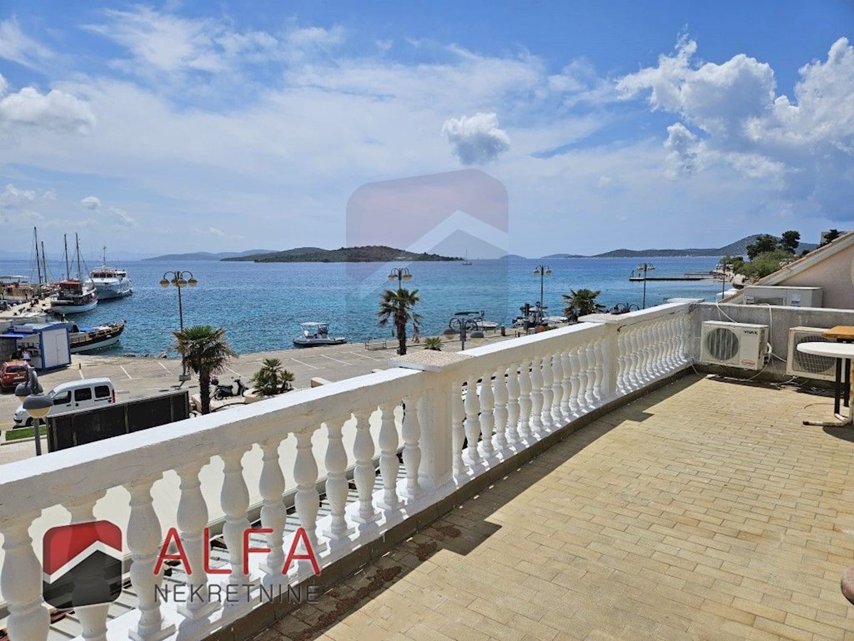 Croazia, centro di Vodice – casa con ristorante in vendita sul lungomare
