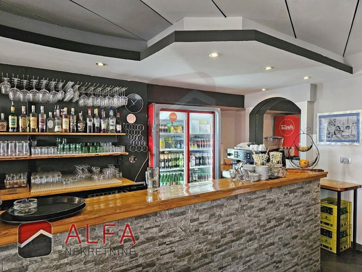 Croazia, centro di Vodice – casa con ristorante in vendita sul lungomare