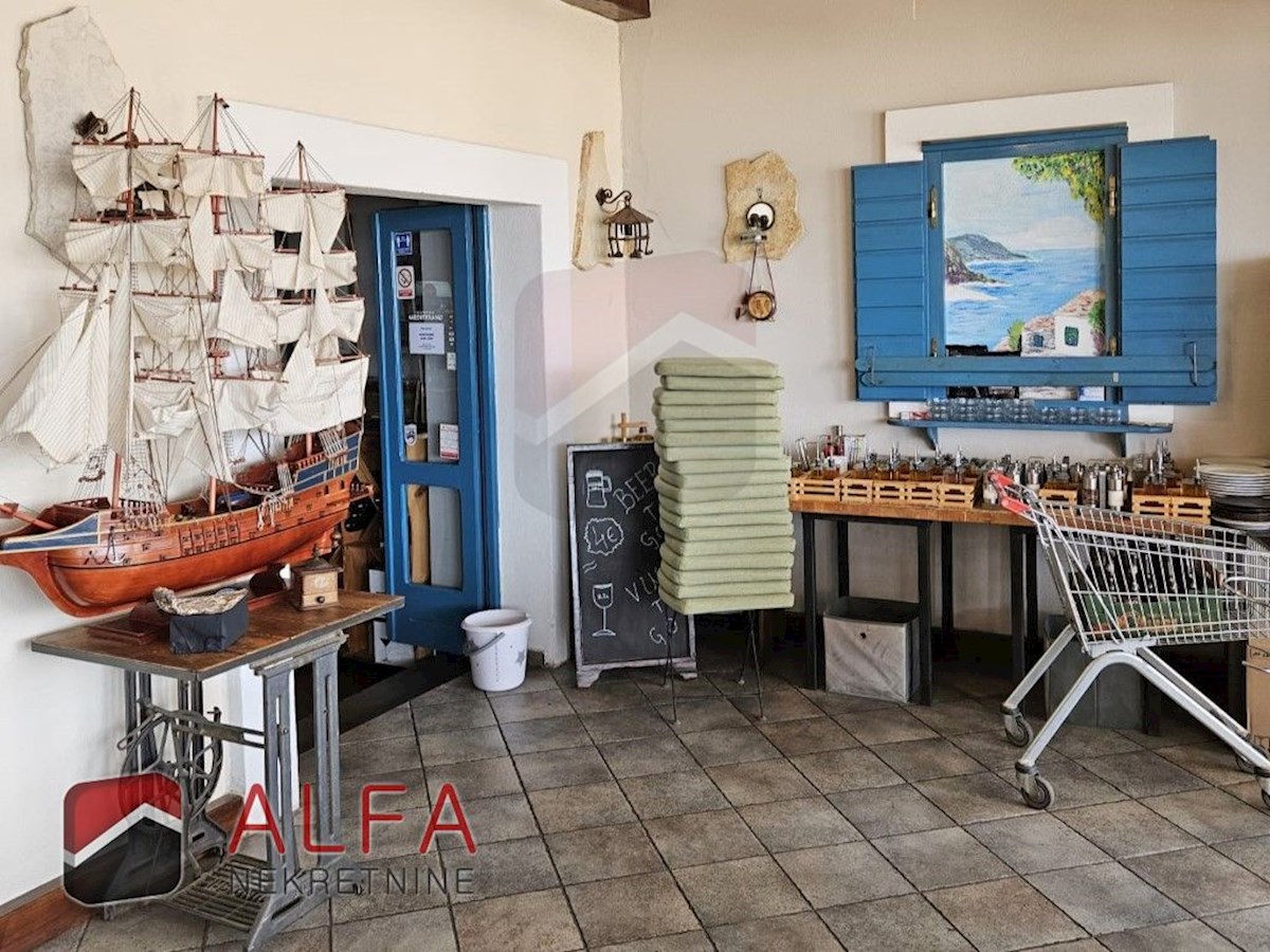 Croazia, centro di Vodice – casa con ristorante in vendita sul lungomare