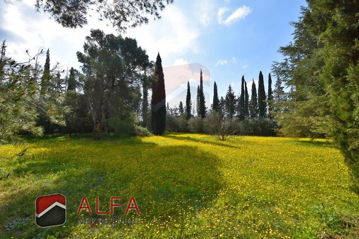 Croazia, zona di Sebenico, esclusiva tenuta privata con villa, piscina e campo da tennis su un terreno di 16.695 m².