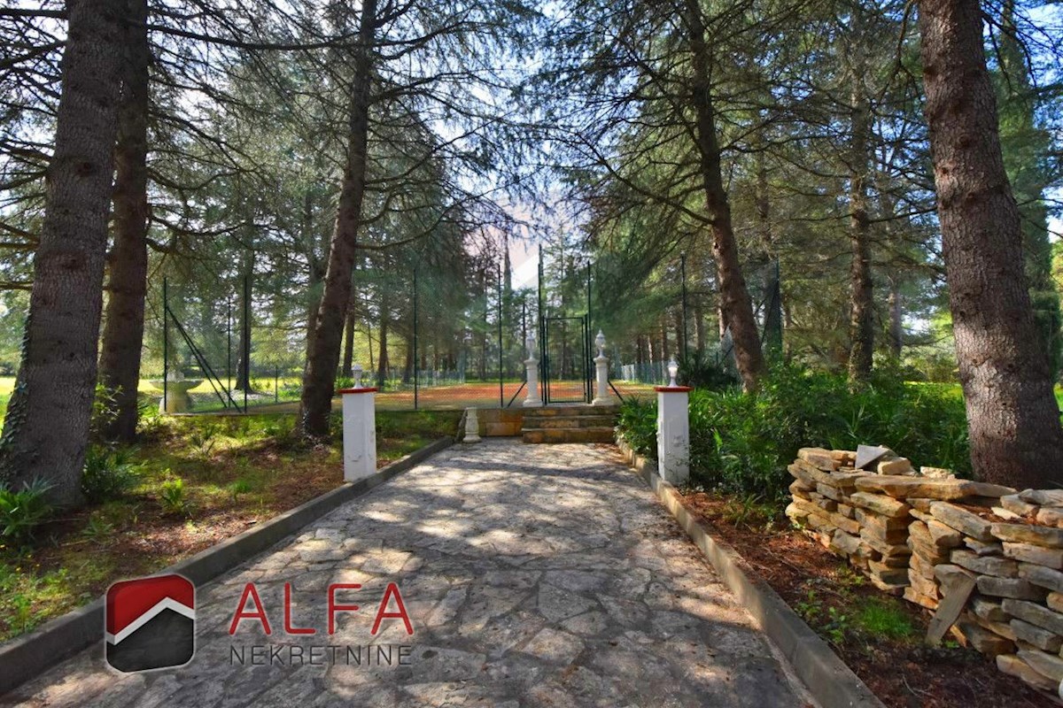 Croazia, zona di Sebenico, esclusiva tenuta privata con villa, piscina e campo da tennis su un terreno di 16.695 m².