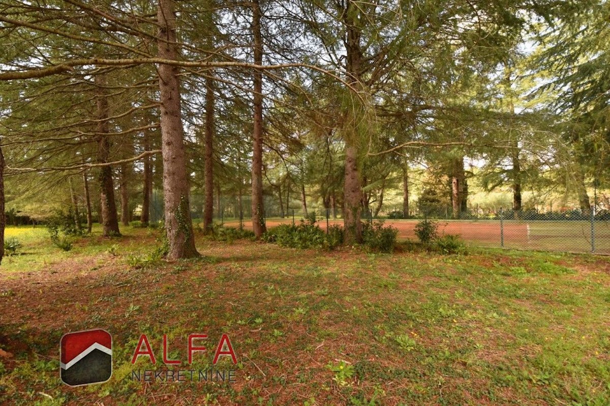 Croazia, zona di Sebenico, esclusiva tenuta privata con villa, piscina e campo da tennis su un terreno di 16.695 m².