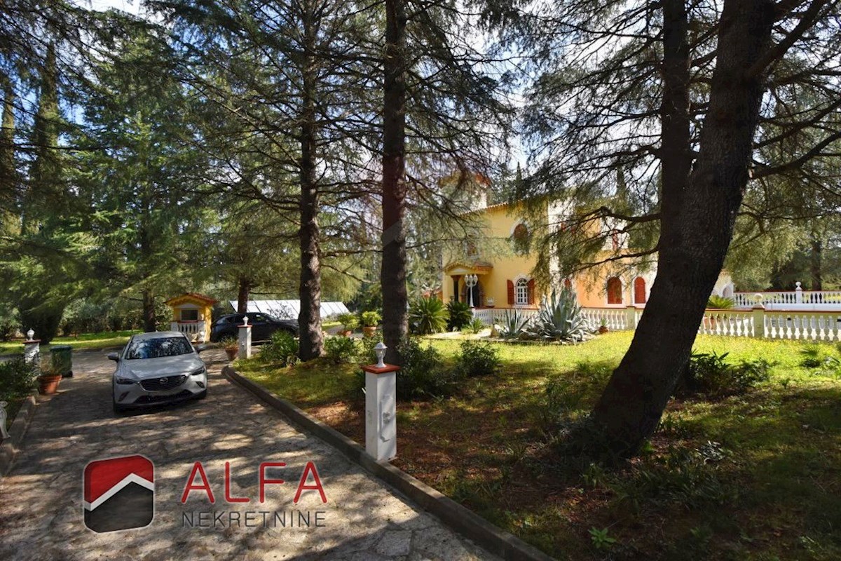 Croazia, zona di Sebenico, esclusiva tenuta privata con villa, piscina e campo da tennis su un terreno di 16.695 m².