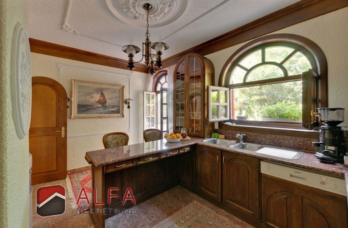 Croazia, zona di Sebenico, esclusiva tenuta privata con villa, piscina e campo da tennis su un terreno di 16.695 m².