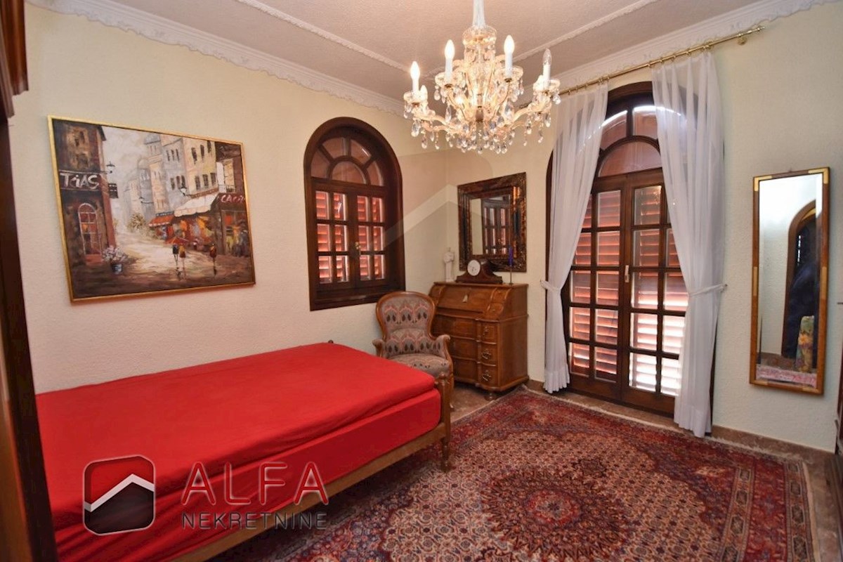 Croazia, zona di Sebenico, esclusiva tenuta privata con villa, piscina e campo da tennis su un terreno di 16.695 m².