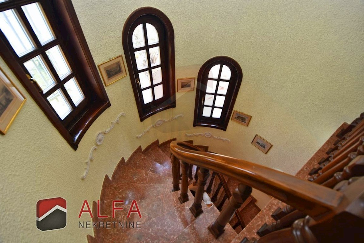 Croazia, zona di Sebenico, esclusiva tenuta privata con villa, piscina e campo da tennis su un terreno di 16.695 m².