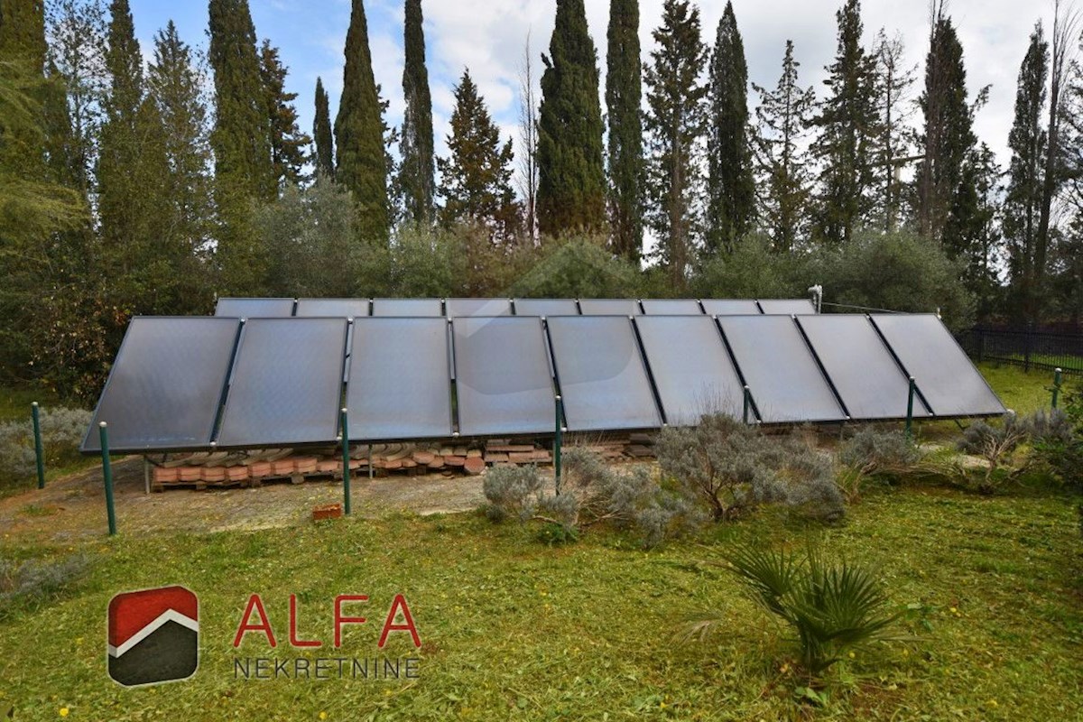 Croazia, zona di Sebenico, esclusiva tenuta privata con villa, piscina e campo da tennis su un terreno di 16.695 m².