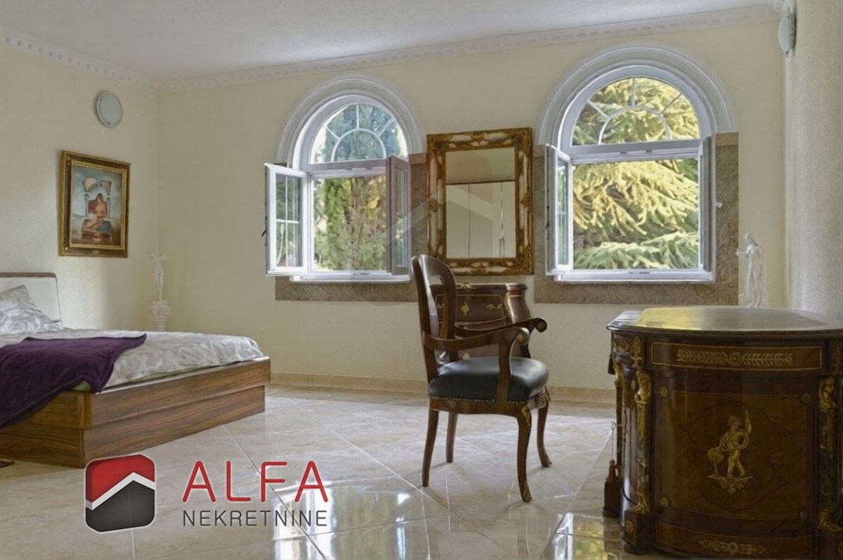 Croazia, zona di Sebenico, esclusiva tenuta privata con villa, piscina e campo da tennis su un terreno di 16.695 m².