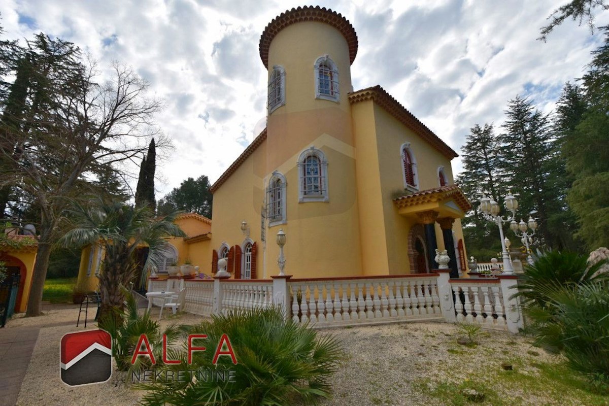 Croazia, zona di Sebenico, esclusiva tenuta privata con villa, piscina e campo da tennis su un terreno di 16.695 m².