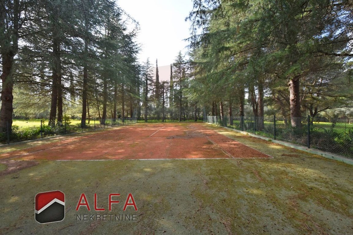 Croazia, zona di Sebenico, esclusiva tenuta privata con villa, piscina e campo da tennis su un terreno di 16.695 m².