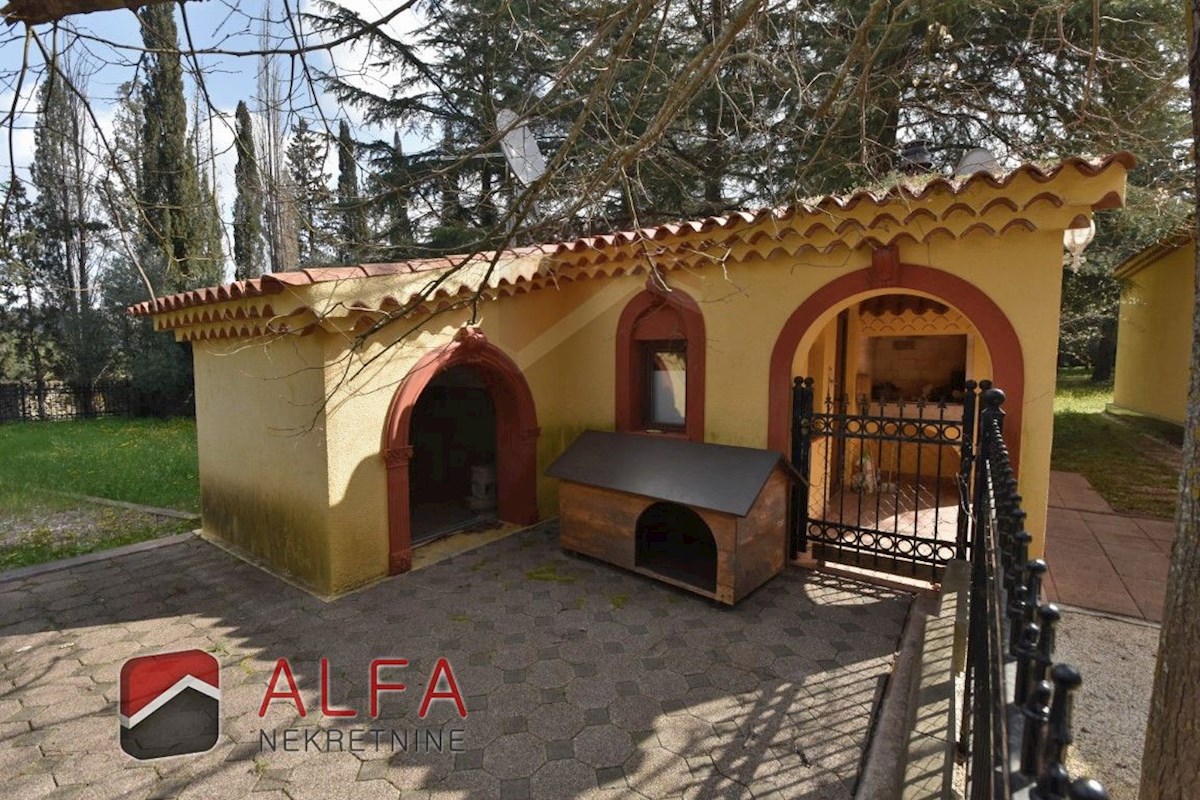 Croazia, zona di Sebenico, esclusiva tenuta privata con villa, piscina e campo da tennis su un terreno di 16.695 m².