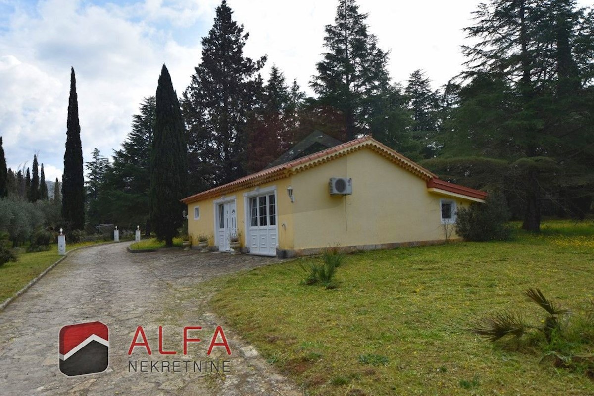 Croazia, zona di Sebenico, esclusiva tenuta privata con villa, piscina e campo da tennis su un terreno di 16.695 m².