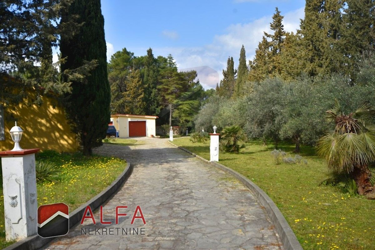 Croazia, zona di Sebenico, esclusiva tenuta privata con villa, piscina e campo da tennis su un terreno di 16.695 m².