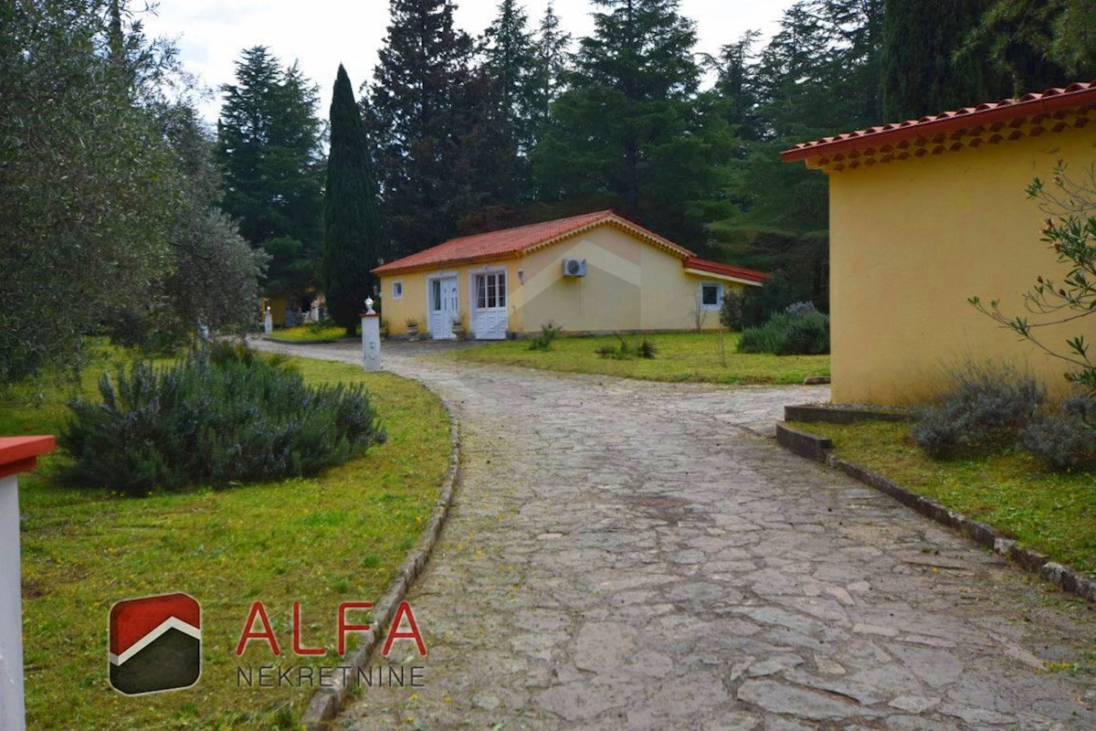 Croazia, zona di Sebenico, esclusiva tenuta privata con villa, piscina e campo da tennis su un terreno di 16.695 m².