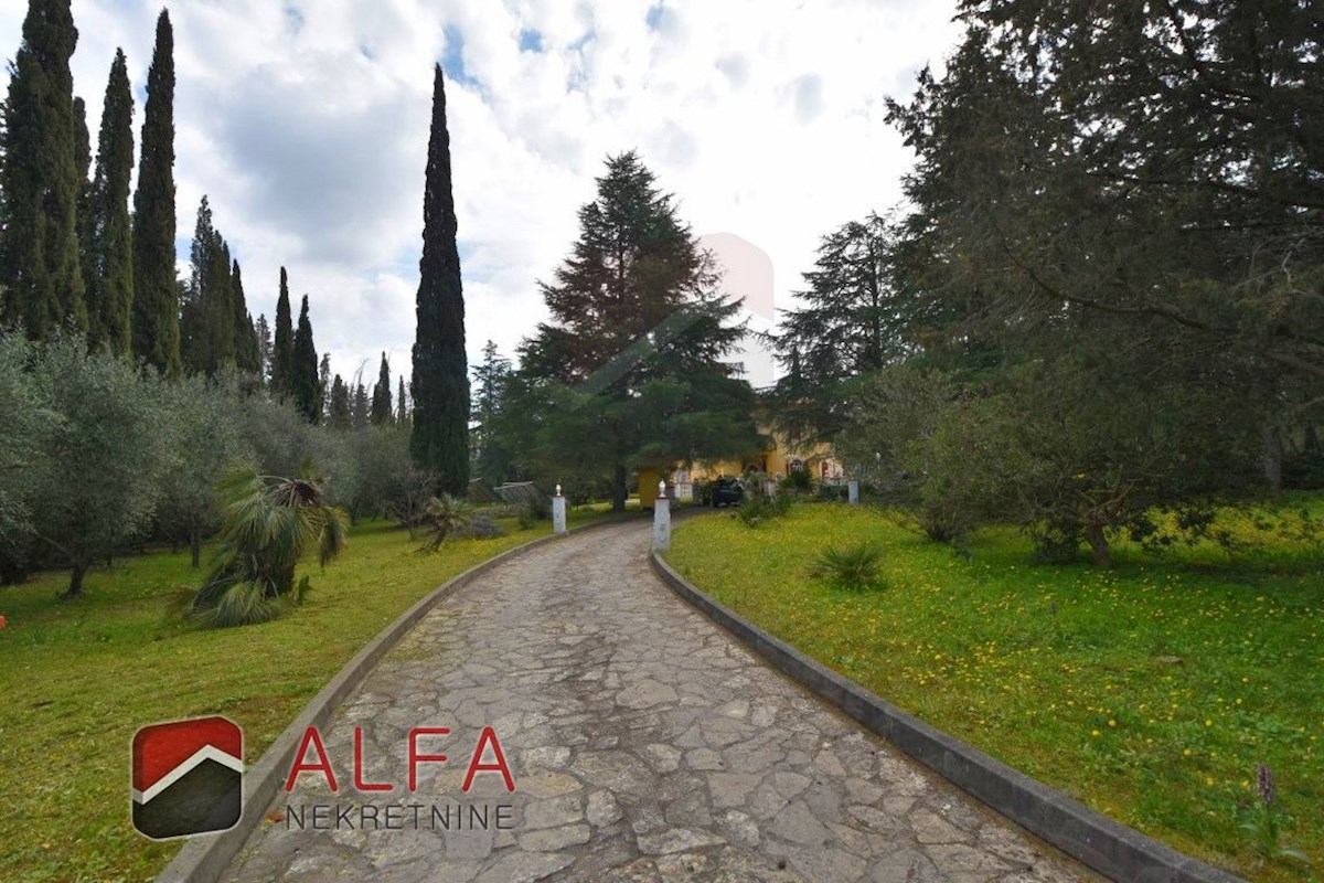 Croazia, zona di Sebenico, esclusiva tenuta privata con villa, piscina e campo da tennis su un terreno di 16.695 m².