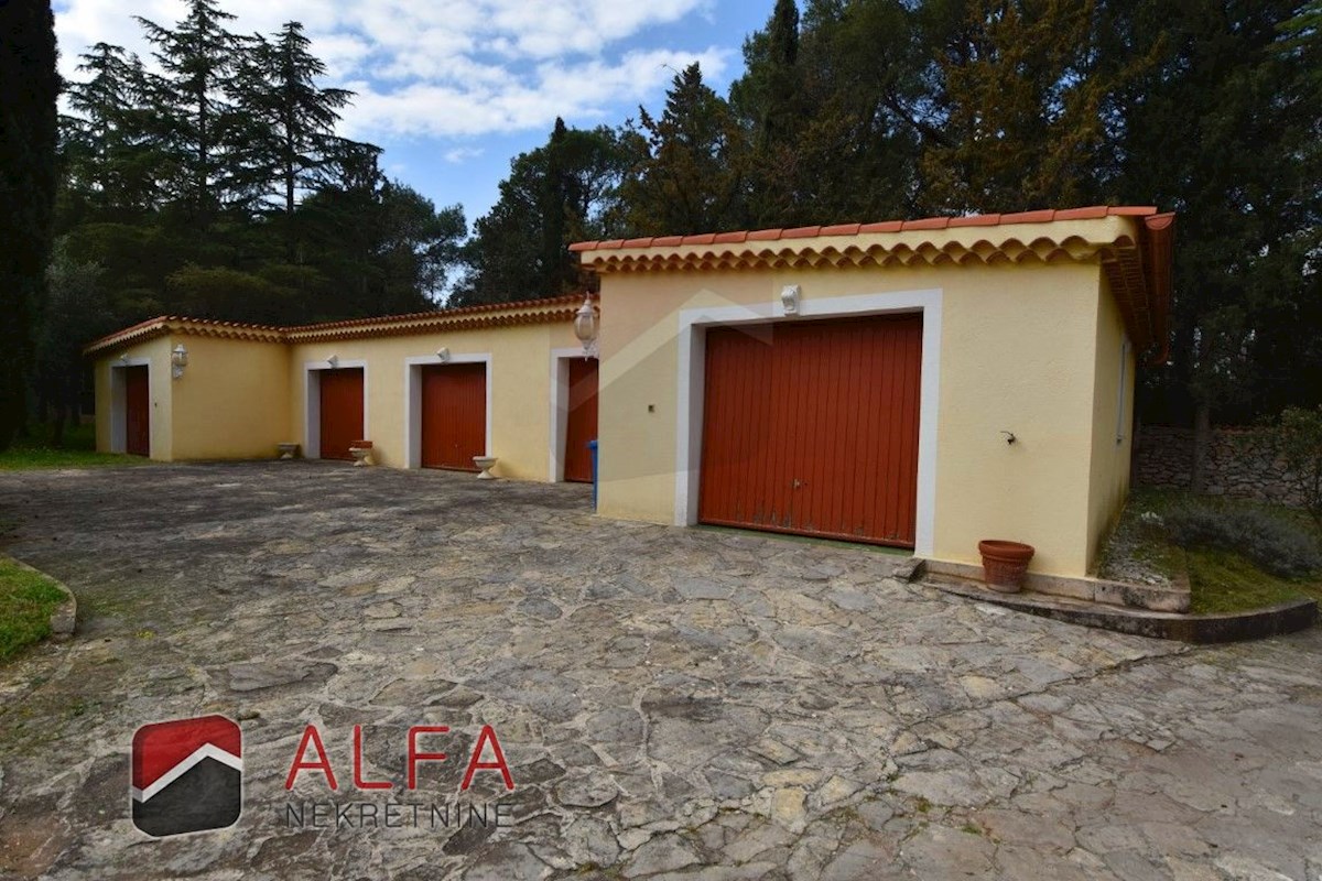 Croazia, zona di Sebenico, esclusiva tenuta privata con villa, piscina e campo da tennis su un terreno di 16.695 m².