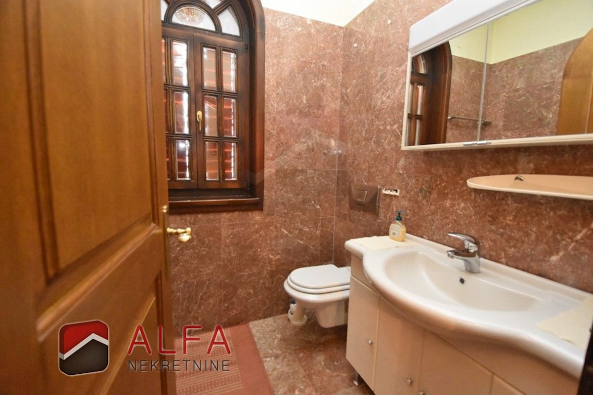 Croazia, zona di Sebenico, esclusiva tenuta privata con villa, piscina e campo da tennis su un terreno di 16.695 m².