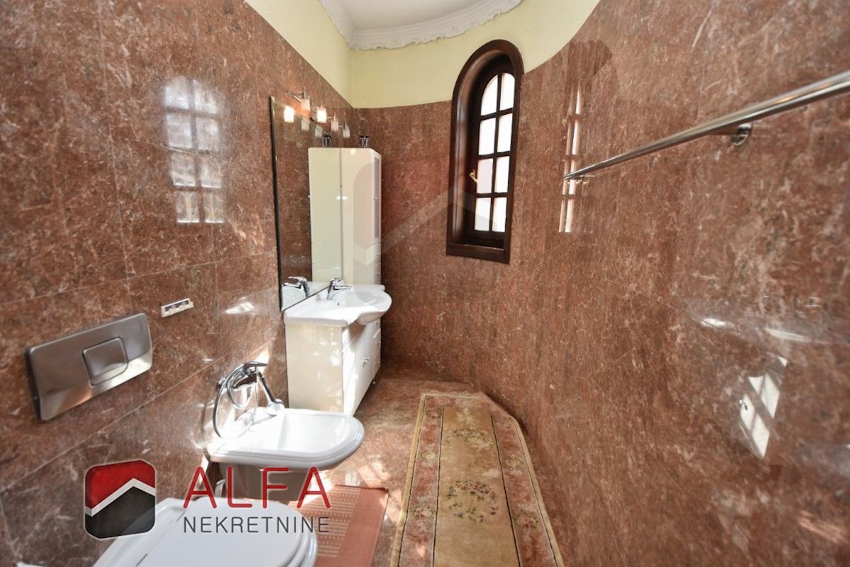 Croazia, zona di Sebenico, esclusiva tenuta privata con villa, piscina e campo da tennis su un terreno di 16.695 m².