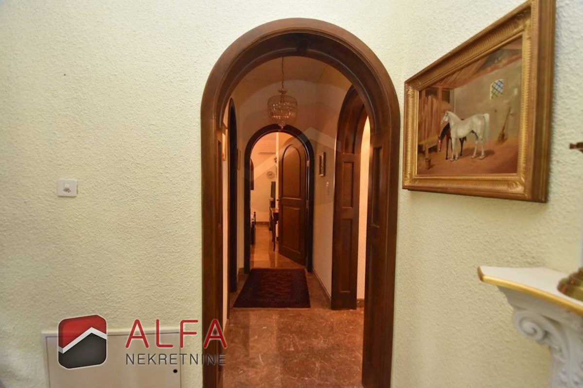 Croazia, zona di Sebenico, esclusiva tenuta privata con villa, piscina e campo da tennis su un terreno di 16.695 m².