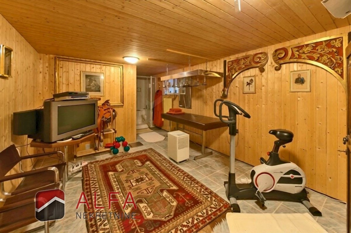 Croazia, zona di Sebenico, esclusiva tenuta privata con villa, piscina e campo da tennis su un terreno di 16.695 m².