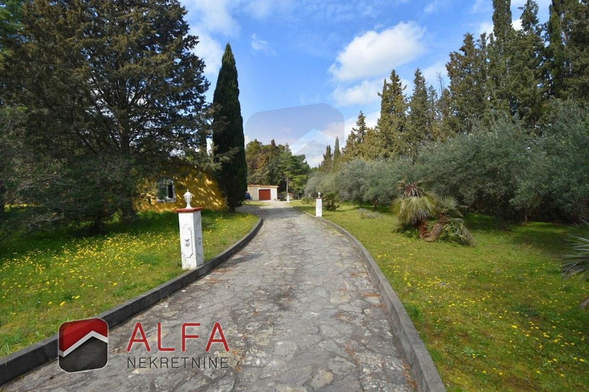 Croazia, zona di Sebenico, esclusiva tenuta privata con villa, piscina e campo da tennis su un terreno di 16.695 m².