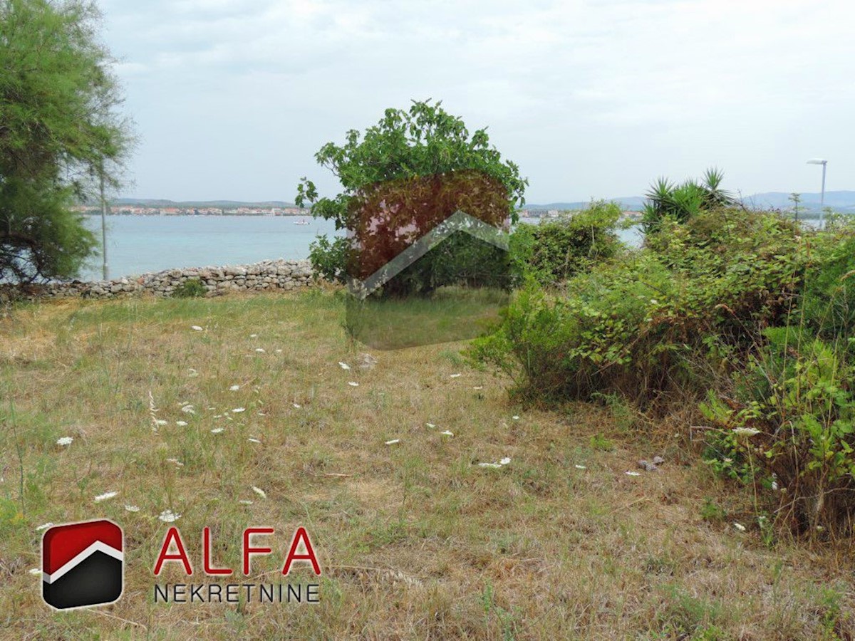 Croazia, isola di Prvic, Prvic Sepurine, attraente terreno in vendita con prima fila al mare