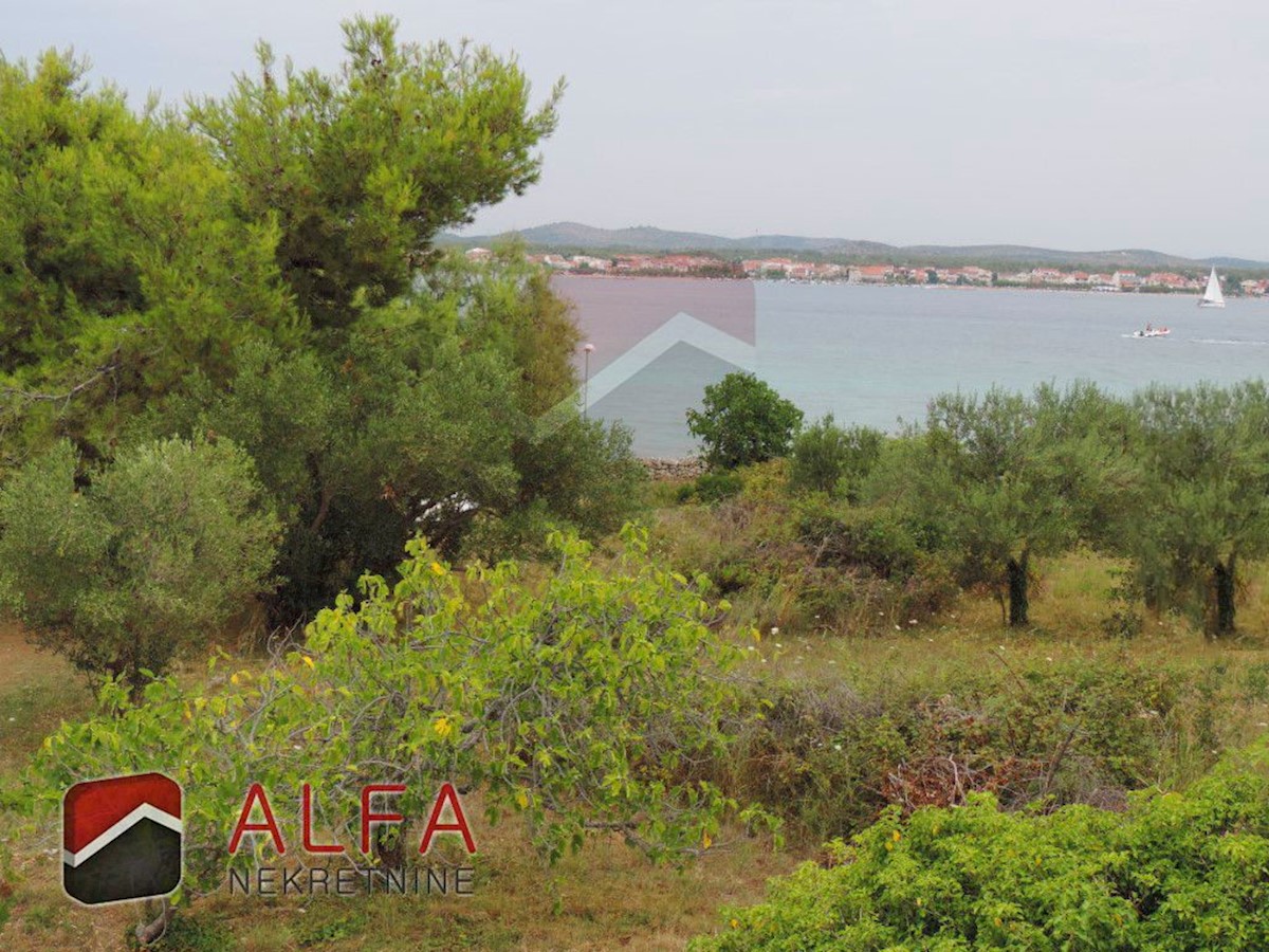 Croazia, isola di Prvic, Prvic Sepurine, attraente terreno in vendita con prima fila al mare