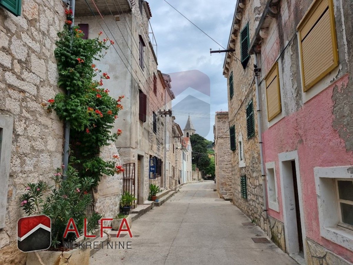 Croazia, Isola Prvić, Prvić Luka, in vendita casa in pietra ristrutturata con vista mare