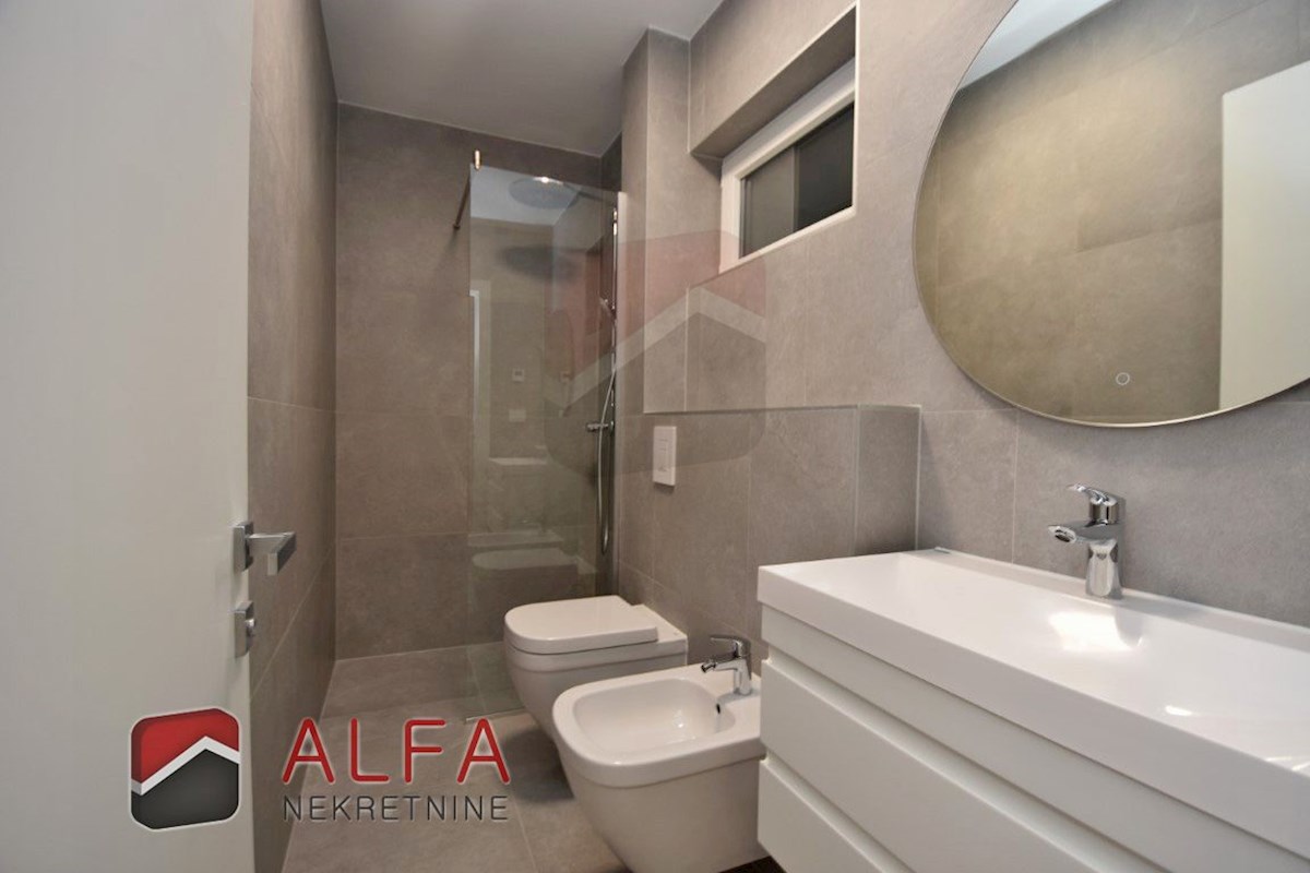 Vodice centro, ATTRAENTE, vendesi appartamento tricamere al piano terra con giardino