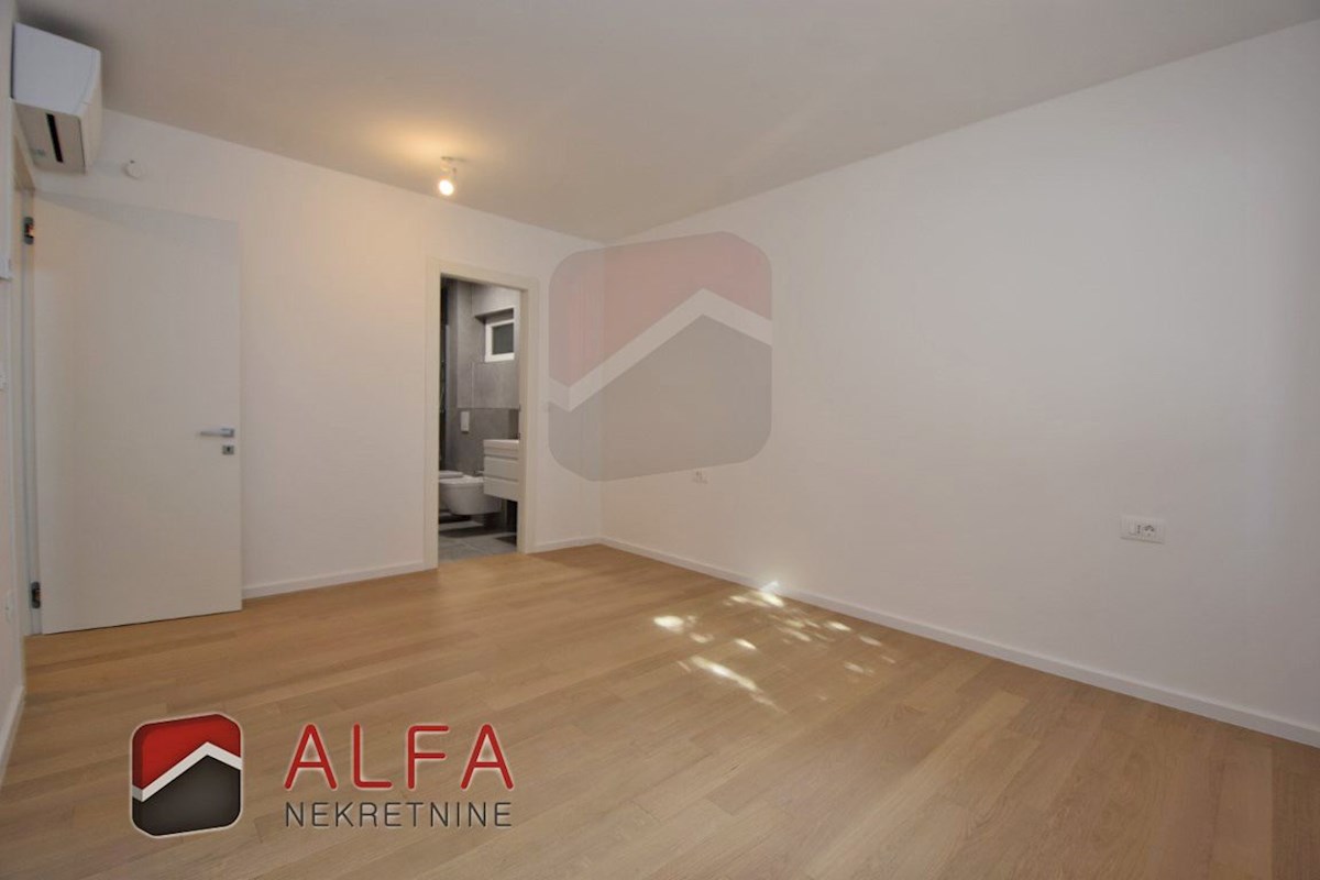 Vodice centro, ATTRAENTE, vendesi appartamento tricamere al piano terra con giardino