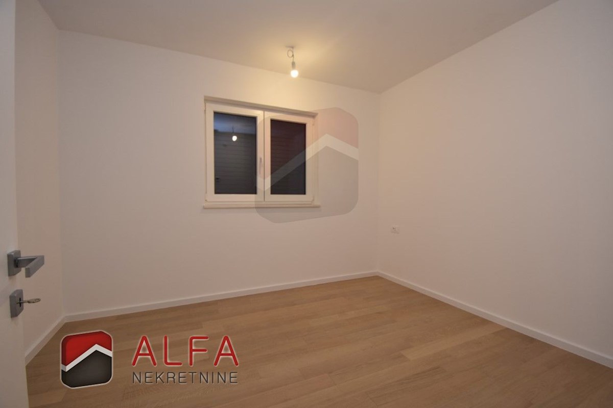 Vodice centro, ATTRAENTE, vendesi appartamento tricamere al piano terra con giardino